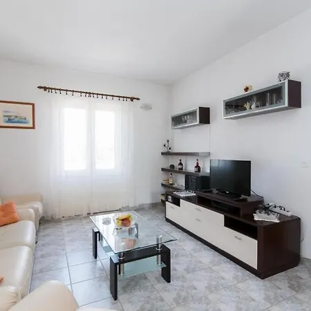 Alana Appartement *